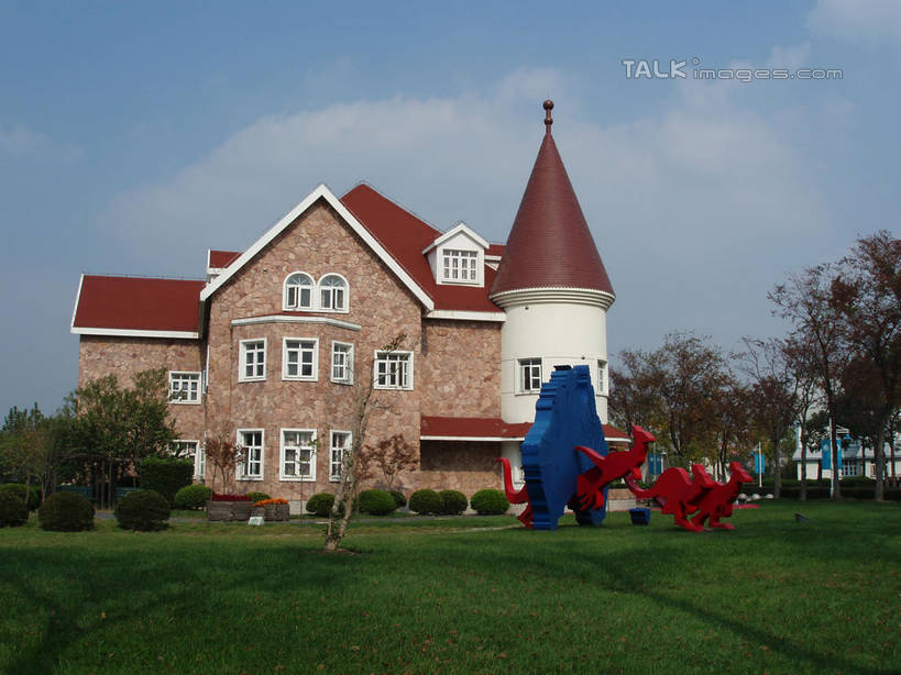 无人,家,横图,室外,白天,正面,度假,草地,草坪,美景,植物,别墅,城市风光,城市,雕塑,上海,中国,亚洲,阴影,艺术,装饰,光线,雕刻,雕像,影子,房屋,屋子,景观,云,云朵,公寓,云彩,娱乐,洋房,楼房,住宅,草,树,树木,蓝色,绿色,白云,蓝天,天空,阳光,自然,工艺品,天,享受,休闲,景色,放松,东方绿舟,生长,晴朗,成长,纪念,美术,申,主题,陈列,青浦区,东亚,上海市,中华人民共和国,沪,华东地区,功能,美学,晴空,彩图,房子,shslj1