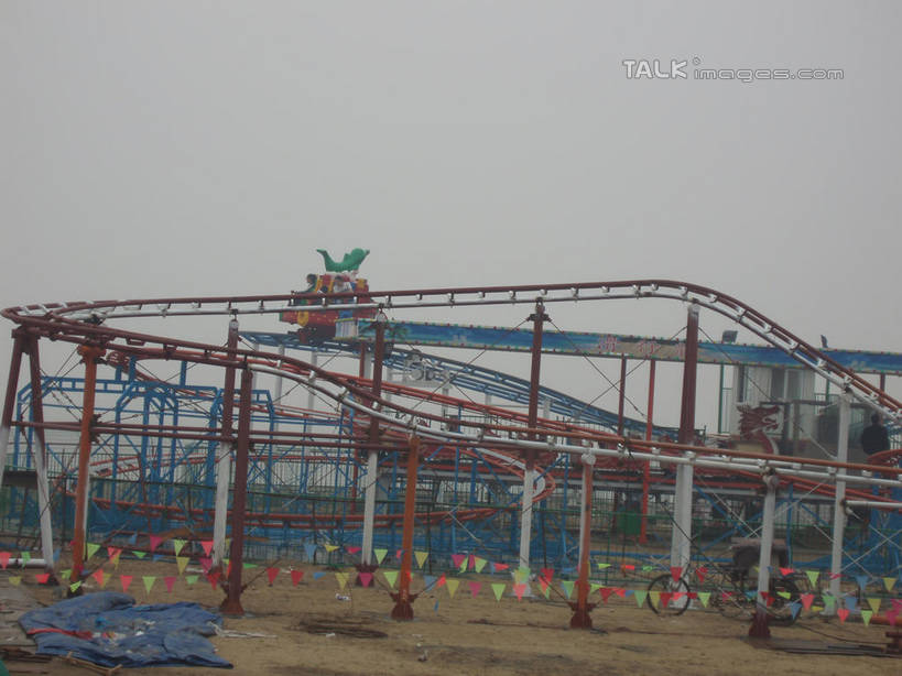 无人,游乐园,横图,室外,白天,正面,旅游,度假,游戏,美景,游乐场,旗帜,上海,中国,亚洲,曲折,弯曲,景观,玩,娱乐,旗子,天空,自然,天,享受,休闲,景色,放松,游乐设施,水上乐园,奉贤区,蜿蜒,活动,申,发泄,消遣,智力,自然风光,东亚,上海市,中华人民共和国,沪,华东地区,宣泄,旌旗,旗号,乐园,主题公园,滑落,游艺设施,爬升,倒转,玩耍,嬉戏,彩图,人造公园,主题乐园,碧海金沙水上乐园,shslj1