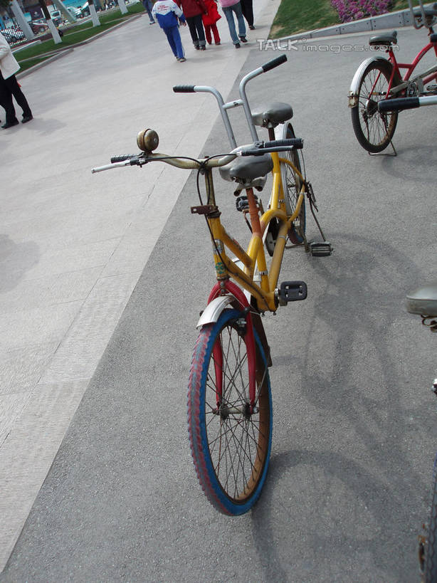 东方人,走,竖图,俯视,室外,白天,度假,草地,草坪,美景,植物,城市风光,城市,道路,路,公路,自行车,上海,中国,亚洲,行人,游客,游人,阴影,服装,光线,影子,景观,交通,许多人,休闲装,黄种人,娱乐,路人,旅客,车,脚踏车,草,衣服,绿色,阳光,交通工具,南京路,一群人,享受,休闲,休闲服,景色,放松,服饰,南京路步行街,南京东路,双人自行车,申,载具,黄浦区,东亚,上海市,中华人民共和国,沪,华东地区,过客,男人,男性,年轻男性,年轻女性,女人,女性,亚洲人,马路,步行,散步,走路,半身,彩图,高角度拍摄,shslj1