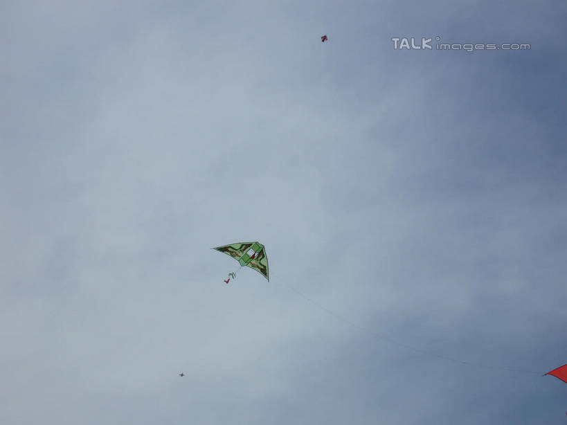 无人,横图,室外,白天,仰视,阴影,光线,影子,云,云朵,云彩,三个,蓝色,白云,蓝天,天空,阳光,风筝,天,放风筝,晴朗,单个,纸鸢,放鹞子,鹞,鹞子,鸢,木鸢,晴空,彩图,低角度拍摄,shslj1