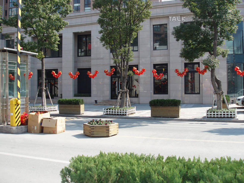 无人,高楼大厦,横图,室外,白天,正面,度假,美景,植物,城市风光,城市,大厦,建筑,摩天大楼,照明,上海,中国,亚洲,吊挂,悬挂,阴影,光线,灯笼,影子,纸灯笼,景观,挂,娱乐,建设,树,树木,红色,绿色,阳光,自然,灯具,南京路,享受,休闲,景色,放松,南京路步行街,南京东路,生长,成长,照亮,申,照明设备,黄浦区,东亚,上海市,中华人民共和国,沪,华东地区,彩图,大楼,高层建筑,高楼,摩天楼,shslj1