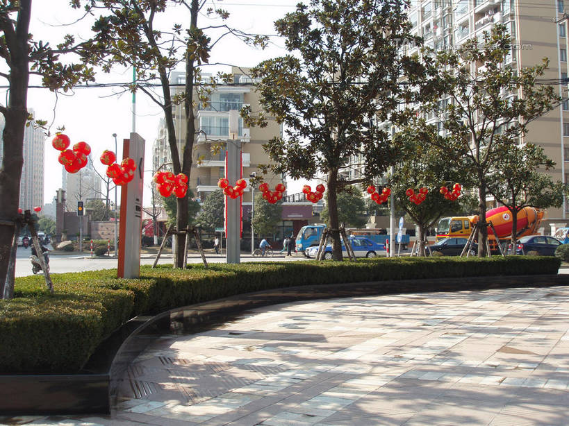 无人,高楼大厦,横图,室外,白天,仰视,度假,草地,草坪,美景,植物,城市风光,城市,大厦,建筑,摩天大楼,照明,上海,中国,亚洲,吊挂,悬挂,阴影,光线,灯笼,影子,纸灯笼,景观,挂,娱乐,建设,草,树,树木,红色,绿色,阳光,自然,灯具,南京路,享受,休闲,景色,放松,南京路步行街,南京东路,生长,成长,照亮,申,照明设备,黄浦区,东亚,上海市,中华人民共和国,沪,华东地区,彩图,低角度拍摄,大楼,高层建筑,高楼,摩天楼,shslj1