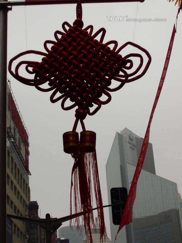 无人,高楼大厦,竖图,室外,白天,仰视,度假,安全,美景,城市风光,城市,大厦,建筑,摩天大楼,艺术,手工艺品,景观,红绿灯,信号灯,交通,文化,娱乐,建设,天空,工艺品,中国结,天,享受,休闲,景色,放松,警示,高雅,提示,饰物,流通,交通信号灯,行人信号灯,自信心,品位,彩图,低角度拍摄,大楼,高层建筑,高楼,摩天楼,shslj1