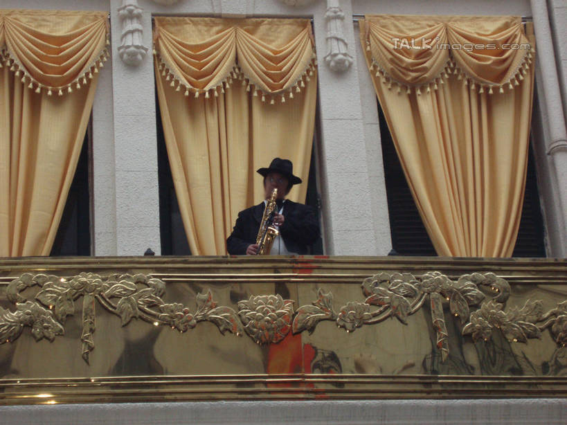 东方人,一个人,站,横图,室内,白天,仰视,西装,度假,美景,窗帘,城市风光,城市,剧院,帽子,上海,中国,亚洲,仅一个男性,仅一个人,仅一个中年男性,握,套装,正装,艺术,装饰,金属,墙,景观,管乐器,乐器,萨克斯,铜管乐器,音乐,吹奏,拿,演奏,拿着,注视,职业装,礼帽,黄种人,娱乐,墙壁,墙面,南京西路,帘子,观察,看,站着,享受,休闲,遮阳,景色,放松,握着,观看,华丽,修饰,点缀,申,察看,萨克斯风,萨克斯管,关注,东亚,静安区,上海市,中华人民共和国,沪,华东地区,衬托,美观,雅致,雅观,男人,男性,中年男性,亚洲人,演奏家,站立,半身,彩图,低角度拍摄,剧场,shslj1