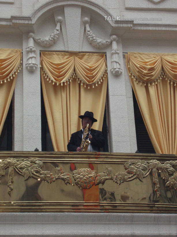 东方人,一个人,站,竖图,室内,白天,仰视,西装,度假,美景,窗帘,城市风光,城市,剧院,帽子,上海,中国,亚洲,仅一个男性,仅一个人,仅一个中年男性,握,套装,正装,艺术,装饰,金属,墙,景观,管乐器,乐器,萨克斯,铜管乐器,音乐,吹奏,拿,演奏,拿着,注视,职业装,礼帽,黄种人,娱乐,墙壁,墙面,南京西路,帘子,观察,看,站着,享受,休闲,遮阳,景色,放松,握着,观看,华丽,修饰,点缀,申,察看,萨克斯风,萨克斯管,关注,东亚,静安区,上海市,中华人民共和国,沪,华东地区,衬托,美观,雅致,雅观,男人,男性,中年男性,亚洲人,演奏家,站立,半身,彩图,低角度拍摄,剧场,shslj1