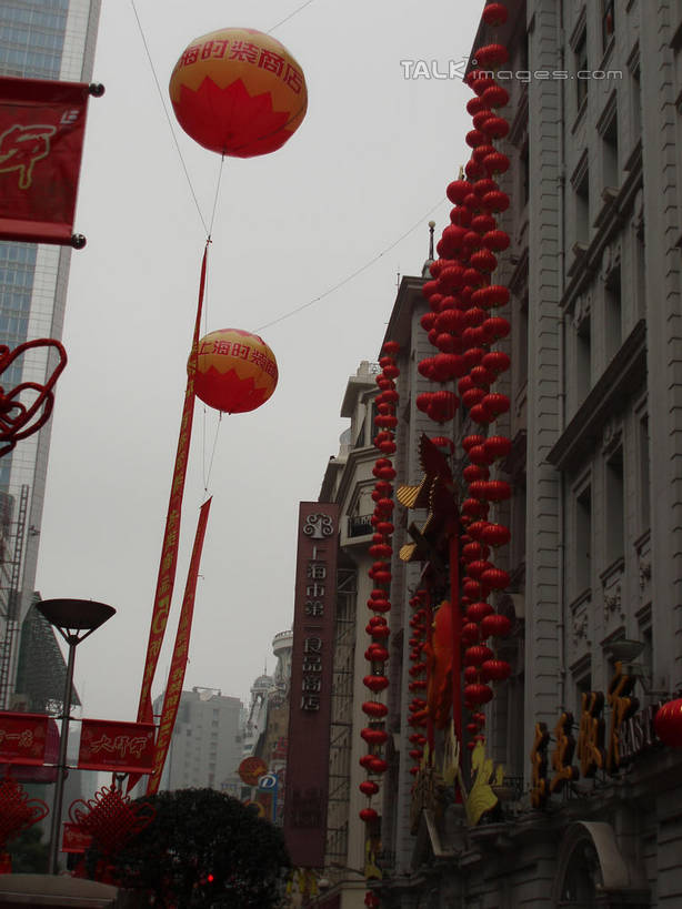 无人,高楼大厦,竖图,室外,白天,仰视,度假,美景,城市风光,城市,大厦,建筑,摩天大楼,照明,上海,中国,亚洲,一排,吊挂,悬挂,艺术,整齐,灯笼,纸灯笼,手工艺品,墙,景观,挂,文化,娱乐,建设,墙壁,墙面,南京西路,排列,天空,工艺品,中国结,灯具,天,享受,休闲,景色,放松,照亮,申,高雅,照明设备,队列,饰物,东亚,静安区,上海市,中华人民共和国,沪,华东地区,自信心,品位,彩图,低角度拍摄,大楼,高层建筑,高楼,摩天楼,shslj1