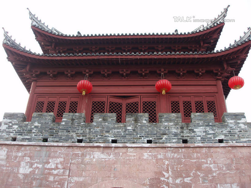 无人,横图,室外,白天,仰视,旅游,度假,名胜古迹,标志建筑,地标,建筑,照明,中国,亚洲,吊挂,悬挂,遗迹,灯笼,纸灯笼,墙,挂,古迹,文物,娱乐,建设,古建筑,浙江,墙壁,墙面,浙江省,红色,天空,灯具,天,享受,休闲,旅游胜地,放松,石浦渔港,象山,宁波,照亮,照明设备,古文明,东亚,中华人民共和国,华东地区,浙,宁波市,彩图,低角度拍摄,石浦,石浦镇,象山县,shslj1