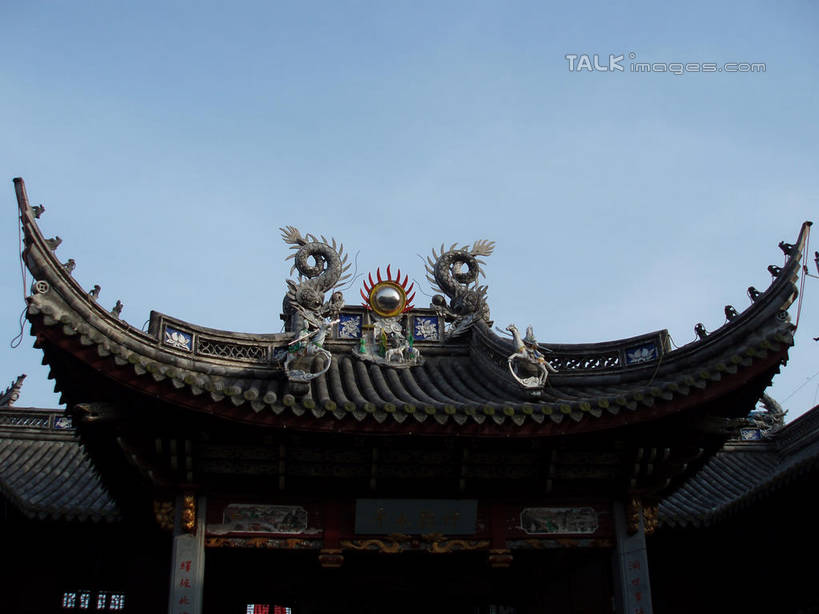 无人,横图,室外,白天,仰视,旅游,度假,名胜古迹,标志建筑,地标,建筑,雕塑,中国,亚洲,阴影,遗迹,艺术,装饰,光线,雕刻,雕像,瓦片,影子,屋顶,顶棚,瓦,古迹,文物,娱乐,建设,古建筑,浙江,浙江省,蓝色,蓝天,天空,阳光,工艺品,天,享受,休闲,旅游胜地,放松,建造,石浦渔港,象山,宁波,晴朗,纪念,美术,主题,陈列,古文明,东亚,屋瓦,万里无云,中华人民共和国,华东地区,浙,功能,美学,宁波市,晴空,晴空万里,彩图,低角度拍摄,石浦,石浦镇,象山县,shslj1