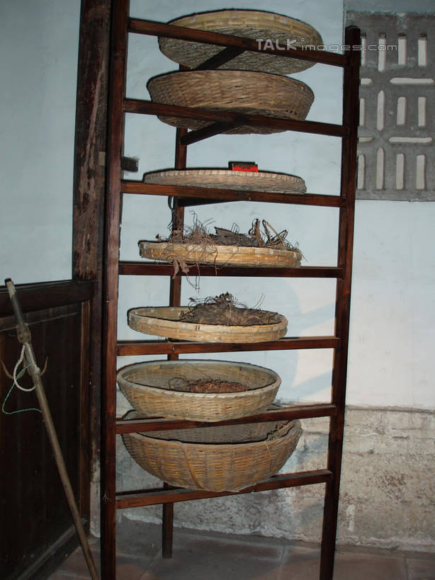 无人,商店,交叉,竖图,室内,白天,正面,旅游,度假,名胜古迹,标志建筑,地标,建筑,竹子,中国,亚洲,一排,许多,竹制,遗迹,整齐,编织,篮子,很多,置物架,古迹,文物,娱乐,建设,商铺,古建筑,浙江,架子,浙江省,排列,竹篮,药店,享受,休闲,旅游胜地,放松,石浦渔港,药房,药铺,象山,宁波,竹条,堆,交织,竹制品,队列,陈列架,古文明,东亚,中华人民共和国,华东地区,浙,宁波市,市肆,商号,穿插,搁架,彩图,店铺,石浦,石浦镇,象山县,shslj1