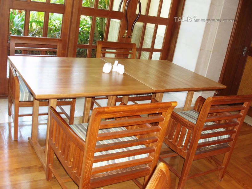 无人,餐厅,横图,俯视,室内,白天,窗户,地板,桌面,桌子,椅子,三亚,中国,亚洲,木制,罐子,陶瓷,木椅,木桌,墙,陶瓷制品,地面,木地板,玻璃窗,墙壁,墙面,海南,木制品,瓶子,海南省,东亚,三亚市,中华人民共和国,华南地区,琼,彩图,高角度拍摄,餐馆,饭店,饭馆,木桌子,shslj1