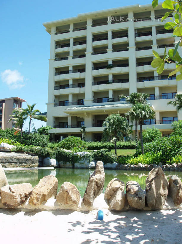 无人,高楼大厦,竖图,室外,白天,正面,旅游,度假,美景,植物,大厦,建筑,摩天大楼,棕榈树,叶子,三亚,中国,亚洲,阴影,光线,影子,池塘,景观,水池,云,云朵,绿叶,云彩,娱乐,树,树木,海南,蓝色,绿色,白云,蓝天,天空,阳光,自然,楼宇,天,享受,休闲,嫩叶,景色,放松,海南省,生长,晴朗,成长,自然风光,东亚,棕榈叶,三亚市,中华人民共和国,华南地区,琼,叶,叶片,晴空,棕树,棕榈,彩图,大楼,高层建筑,高楼,摩天楼,shslj1