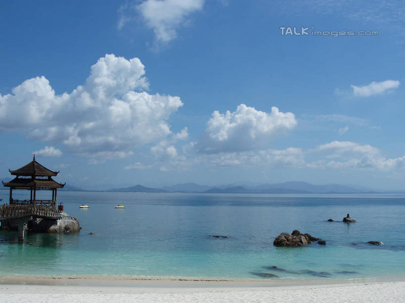 无人,横图,室外,白天,正面,旅游,度假,海浪,海洋,石头,美景,三亚,中国,亚洲,阴影,光线,木板,石子,影子,亭子,景观,浪花,云,云朵,桥,木桥,云彩,娱乐,栈桥,海南,蓝色,白云,蓝天,天空,阳光,自然,海水,凉亭,天,享受,休闲,景色,放松,海南省,晴朗,人行桥,木板桥,自然风光,海景,东亚,三亚市,中华人民共和国,华南地区,琼,大海,风浪,海,海水的波动,近岸浪,石块,岩石,涌浪,晴空,彩图,shslj1