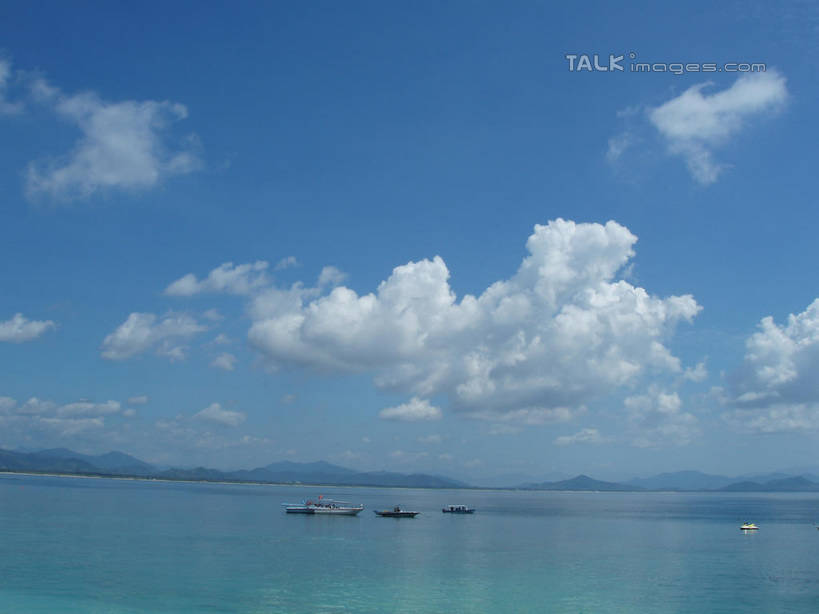 无人,横图,室外,白天,正面,旅游,度假,海浪,海洋,石头,美景,三亚,中国,亚洲,阴影,光线,石子,影子,景观,浪花,云,云朵,云彩,娱乐,海南,蓝色,白云,蓝天,天空,阳光,自然,海水,天,享受,休闲,景色,放松,海南省,晴朗,自然风光,海景,东亚,三亚市,中华人民共和国,华南地区,琼,大海,风浪,海,海水的波动,近岸浪,石块,岩石,涌浪,晴空,彩图,shslj1