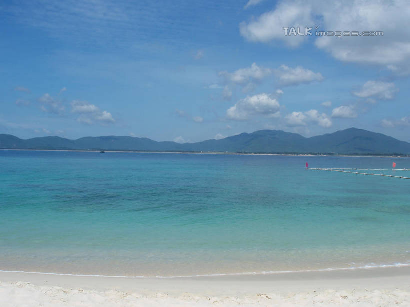 无人,横图,室外,白天,正面,旅游,度假,海浪,海洋,美景,沙滩,山,山脉,三亚,中国,亚洲,阴影,光线,沙子,影子,海岸,景观,浪花,山峰,云,云朵,沙地,山峦,云彩,娱乐,海南,蓝色,白云,蓝天,天空,阳光,自然,海水,群山,天,享受,休闲,景色,放松,海南省,晴朗,自然风光,海景,东亚,三亚市,中华人民共和国,华南地区,琼,大海,风浪,海,海水的波动,海滩,近岸浪,涌浪,晴空,彩图,shslj1