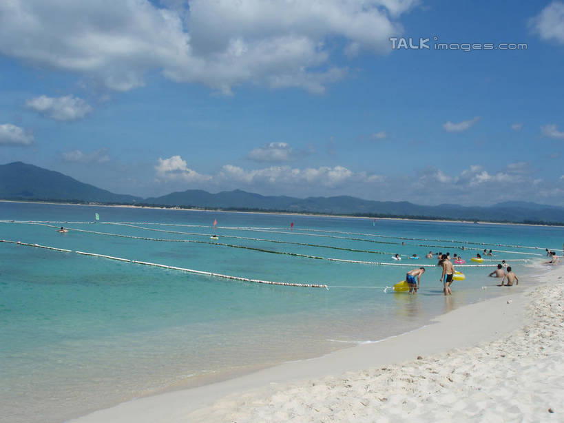东方人,站,坐,横图,室外,白天,正面,泳装,比基尼,旅游,度假,海浪,海洋,美景,沙滩,山,山脉,三亚,中国,亚洲,行人,游客,游人,阴影,光线,沙子,影子,海岸,景观,浪花,山峰,云,云朵,沙地,山峦,许多人,云彩,黄种人,娱乐,路人,旅客,海南,蓝色,白云,蓝天,天空,阳光,自然,海水,群山,天,站着,一群人,享受,休闲,景色,放松,海南省,晴朗,自然风光,海景,东亚,三亚市,中华人民共和国,华南地区,琼,过客,男人,男性,年轻男性,年轻女性,女人,女性,亚洲人,大海,风浪,海,海水的波动,海滩,近岸浪,涌浪,晴空,站立,坐着,彩图,全身,三点式,泳衣,shslj1