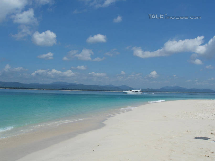 无人,横图,室外,白天,正面,旅游,度假,海浪,海洋,美景,沙滩,山,山脉,三亚,中国,亚洲,阴影,光线,沙子,影子,海岸,景观,浪花,山峰,云,云朵,沙地,山峦,云彩,娱乐,海南,蓝色,白云,蓝天,天空,阳光,自然,海水,群山,天,享受,休闲,景色,放松,海南省,晴朗,自然风光,海景,东亚,三亚市,中华人民共和国,华南地区,琼,大海,风浪,海,海水的波动,海滩,近岸浪,涌浪,晴空,彩图,shslj1
