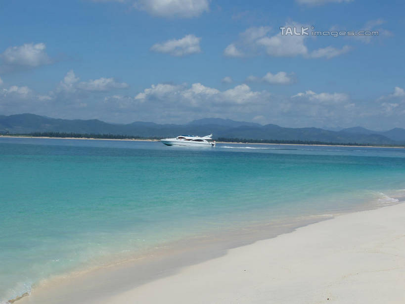 无人,横图,室外,白天,正面,旅游,度假,海浪,海洋,美景,沙滩,山,山脉,三亚,中国,亚洲,阴影,光线,沙子,影子,海岸,景观,浪花,山峰,云,云朵,沙地,山峦,云彩,娱乐,海南,蓝色,白云,蓝天,天空,阳光,自然,海水,群山,天,享受,休闲,景色,放松,海南省,晴朗,自然风光,海景,东亚,三亚市,中华人民共和国,华南地区,琼,大海,风浪,海,海水的波动,海滩,近岸浪,涌浪,晴空,彩图,shslj1