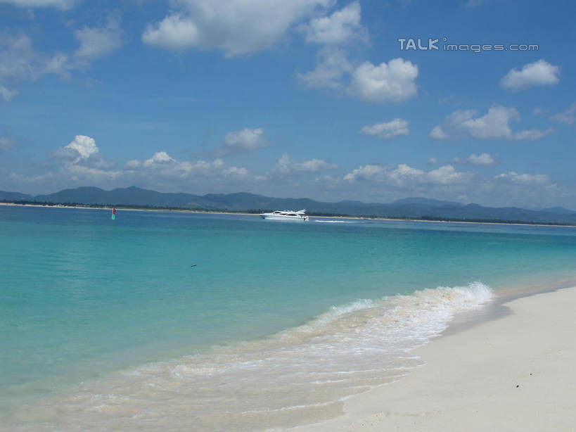 无人,横图,室外,白天,正面,旅游,度假,海浪,海洋,美景,沙滩,山,山脉,三亚,中国,亚洲,阴影,光线,沙子,影子,海岸,景观,浪花,山峰,云,云朵,沙地,山峦,云彩,娱乐,海南,蓝色,白云,蓝天,天空,阳光,自然,海水,群山,天,享受,休闲,景色,放松,海南省,晴朗,自然风光,海景,东亚,三亚市,中华人民共和国,华南地区,琼,大海,风浪,海,海水的波动,海滩,近岸浪,涌浪,晴空,彩图,shslj1