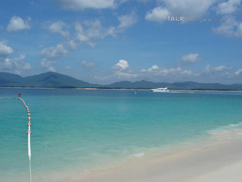 无人,横图,室外,白天,正面,旅游,度假,海浪,海洋,美景,沙滩,山,山脉,三亚,中国,亚洲,阴影,光线,沙子,影子,海岸,景观,浪花,山峰,云,云朵,沙地,山峦,云彩,娱乐,海南,蓝色,白云,蓝天,天空,阳光,自然,海水,群山,天,享受,休闲,景色,放松,海南省,晴朗,自然风光,海景,东亚,三亚市,中华人民共和国,华南地区,琼,大海,风浪,海,海水的波动,海滩,近岸浪,涌浪,晴空,彩图,shslj1