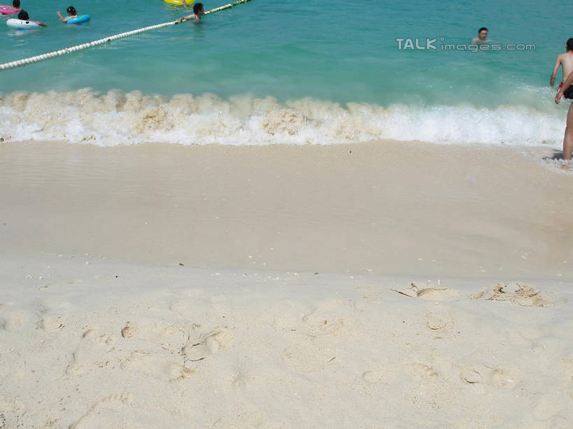 游泳,东方人,坐,横图,俯视,室外,白天,泳装,比基尼,旅游,度假,海浪,海洋,美景,沙滩,三亚,中国,亚洲,行人,游客,游人,阴影,光线,救生圈,沙子,影子,塑料,海岸,景观,浪花,沙地,许多人,黄种人,娱乐,路人,旅客,海南,阳光,自然,海水,塑料制品,游泳圈,一群人,享受,休闲,景色,放松,充气,海南省,救生,自然风光,海景,东亚,三亚市,中华人民共和国,华南地区,泅水,琼,拍浮,过客,男人,男性,年轻男性,年轻女性,女人,女性,亚洲人,大海,风浪,海,海水的波动,海滩,近岸浪,涌浪,坐着,半身,彩图,高角度拍摄,三点式,泳衣,shslj1