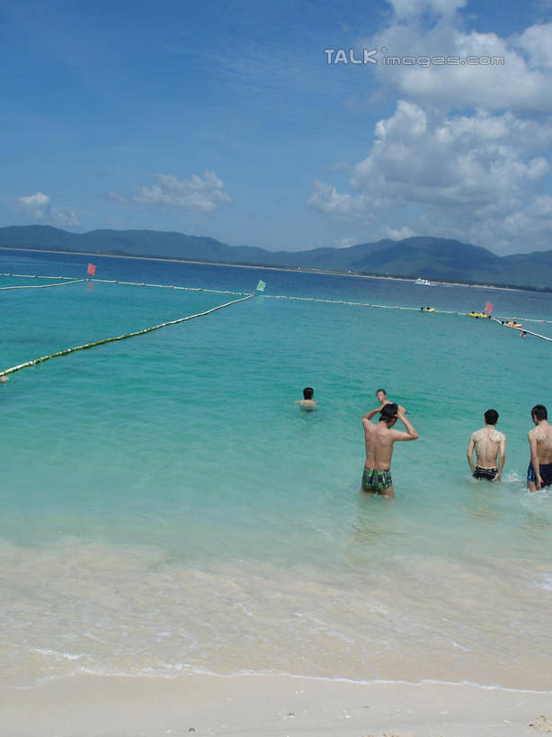 游泳,东方人,坐,竖图,室外,白天,正面,泳装,比基尼,旅游,度假,海浪,海洋,美景,沙滩,山,山脉,三亚,中国,亚洲,行人,游客,游人,阴影,光线,救生圈,沙子,影子,塑料,海岸,景观,浪花,山峰,云,云朵,沙地,山峦,许多人,云彩,黄种人,娱乐,路人,旅客,海南,蓝色,白云,蓝天,天空,阳光,自然,海水,塑料制品,游泳圈,群山,天,一群人,享受,休闲,景色,放松,充气,海南省,晴朗,救生,自然风光,海景,东亚,三亚市,中华人民共和国,华南地区,泅水,琼,拍浮,过客,男人,男性,年轻男性,年轻女性,女人,女性,亚洲人,大海,风浪,海,海水的波动,海滩,近岸浪,涌浪,晴空,坐着,半身,彩图,三点式,泳衣,shslj1