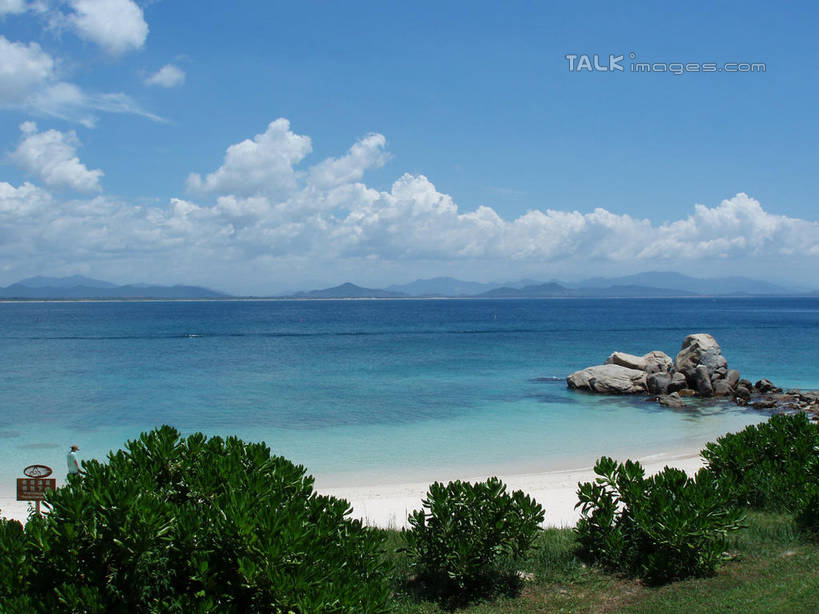 无人,横图,俯视,室外,白天,旅游,度假,草地,草坪,海浪,海洋,石头,美景,沙滩,山,植物,棕榈树,叶子,三亚,中国,亚洲,阴影,艺术,光线,沙子,石子,影子,手工艺品,海岸,景观,浪花,山峰,云,云朵,绿叶,沙地,山峦,云彩,文化,娱乐,草,树,树木,海南,蓝色,绿色,白云,蓝天,天空,阳光,自然,海水,工艺品,天,享受,休闲,嫩叶,假山,景色,放松,海南省,生长,晴朗,成长,高雅,自然风光,海景,东亚,棕榈叶,三亚市,中华人民共和国,华南地区,自信心,品位,琼,叶,叶片,大海,风浪,海,海水的波动,海滩,近岸浪,石块,岩石,涌浪,晴空,棕树,棕榈,彩图,高角度拍摄,小山,shslj1