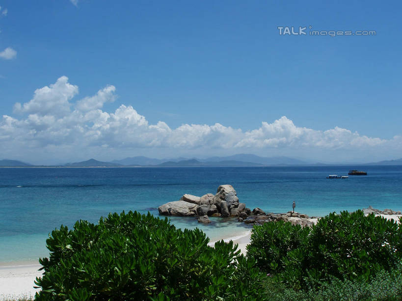 无人,横图,俯视,室外,白天,旅游,度假,草地,草坪,海浪,海洋,石头,美景,沙滩,山,植物,棕榈树,叶子,三亚,中国,亚洲,阴影,艺术,光线,沙子,石子,影子,手工艺品,海岸,景观,浪花,山峰,云,云朵,绿叶,沙地,山峦,云彩,文化,娱乐,草,树,树木,海南,蓝色,绿色,白云,蓝天,天空,阳光,自然,海水,工艺品,天,享受,休闲,嫩叶,假山,景色,放松,海南省,生长,晴朗,成长,高雅,自然风光,海景,东亚,棕榈叶,三亚市,中华人民共和国,华南地区,自信心,品位,琼,叶,叶片,大海,风浪,海,海水的波动,海滩,近岸浪,石块,岩石,涌浪,晴空,棕树,棕榈,彩图,高角度拍摄,小山,shslj1