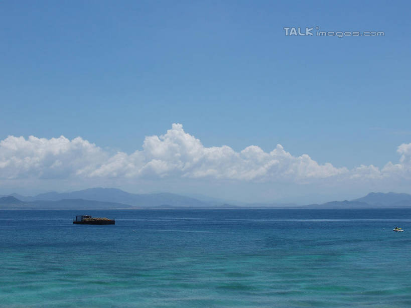 无人,横图,室外,白天,正面,旅游,度假,海浪,海洋,美景,山,山脉,轮船,船,三亚,中国,亚洲,一艘,阴影,光线,影子,景观,浪花,山峰,云,云朵,山峦,云彩,娱乐,海南,蓝色,白云,蓝天,天空,阳光,自然,海水,交通工具,群山,天,享受,休闲,景色,放松,海南省,晴朗,自然风光,载具,海景,东亚,三亚市,中华人民共和国,华南地区,琼,大海,风浪,海,海水的波动,近岸浪,涌浪,晴空,彩图,shslj1