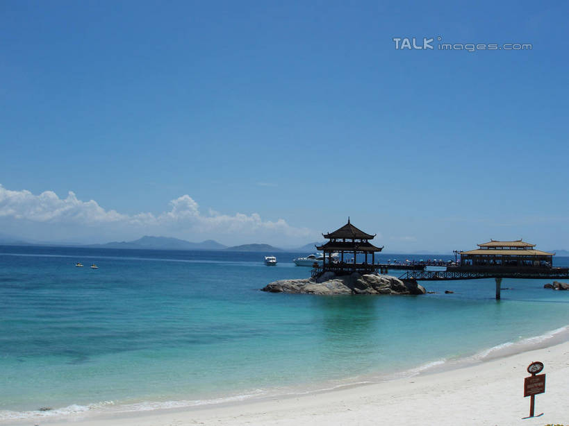 无人,横图,室外,白天,正面,旅游,度假,海浪,海洋,美景,沙滩,山,山脉,三亚,中国,亚洲,阴影,光线,木板,沙子,影子,亭子,海岸,景观,浪花,山峰,云,云朵,桥,木桥,沙地,山峦,云彩,娱乐,栈桥,海南,蓝色,白云,蓝天,天空,阳光,自然,海水,凉亭,群山,天,享受,休闲,景色,放松,海南省,晴朗,人行桥,木板桥,自然风光,海景,东亚,三亚市,中华人民共和国,华南地区,琼,大海,风浪,海,海水的波动,海滩,近岸浪,涌浪,晴空,彩图,shslj1