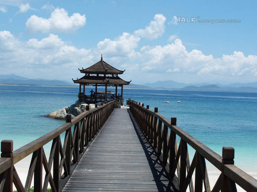无人,栏杆,横图,室外,白天,正面,旅游,度假,海浪,海洋,美景,沙滩,山,山脉,三亚,中国,亚洲,阴影,光线,木板,沙子,影子,亭子,海岸,景观,浪花,山峰,云,云朵,围栏,桥,木桥,沙地,山峦,云彩,娱乐,护栏,栈桥,海南,蓝色,白云,蓝天,天空,阳光,自然,海水,凉亭,群山,天,享受,休闲,景色,放松,海南省,晴朗,人行桥,木板桥,自然风光,海景,东亚,三亚市,中华人民共和国,华南地区,琼,大海,风浪,海,海水的波动,海滩,近岸浪,涌浪,晴空,彩图,shslj1