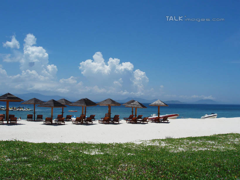 无人,横图,室外,白天,正面,旅游,度假,草地,草坪,海浪,海洋,美景,沙滩,植物,三亚,中国,亚洲,阴影,光线,伞,沙子,影子,雨伞,遮阳伞,海岸,景观,浪花,云,云朵,沙地,云彩,娱乐,阳伞,草,海南,蓝色,绿色,白云,蓝天,天空,阳光,自然,海水,天,享受,休闲,景色,放松,海南省,晴朗,太阳伞,自然风光,海景,东亚,三亚市,中华人民共和国,华南地区,琼,大海,风浪,海,海水的波动,海滩,近岸浪,涌浪,晴空,彩图,shslj1