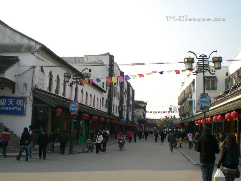 东方人,家,走,横图,室外,白天,正面,旅游,度假,美景,植物,城市风光,城市,道路,建筑,路,路灯,公路,旗帜,照明,上海,中国,亚洲,行人,游客,游人,阴影,服装,光线,灯笼,影子,纸灯笼,房屋,屋子,景观,公寓,灯光,交通,许多人,休闲装,黄种人,娱乐,旗子,建设,洋房,楼房,路人,旅客,住宅,灯,树,树木,衣服,蓝色,绿色,蓝天,天空,阳光,自然,天,一群人,享受,休闲,休闲服,景色,放松,服饰,生长,晴朗,成长,照亮,申,照明设备,青浦区,东亚,上海市,万里无云,中华人民共和国,沪,华东地区,旌旗,旗号,过客,男人,男性,年轻男性,年轻女性,女人,女性,亚洲人,晴空,晴空万里,马路,步行,散步,走路,半身,彩图,房子,赵屯镇,shslj1