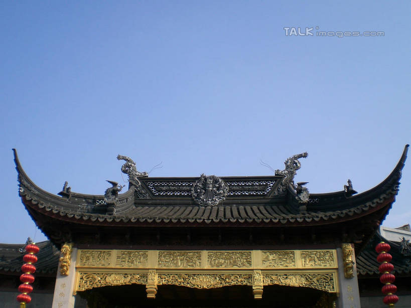 无人,横图,室外,白天,仰视,旅游,度假,名胜古迹,标志建筑,地标,建筑,照明,雕塑,中国,亚洲,吊挂,悬挂,阴影,遗迹,艺术,装饰,光线,灯笼,雕刻,雕像,瓦片,影子,纸灯笼,屋顶,挂,顶棚,瓦,古迹,文物,娱乐,建设,古建筑,江苏,红色,蓝色,蓝天,天空,阳光,工艺品,灯具,天,享受,休闲,旅游胜地,放松,建造,千灯古镇,晴朗,纪念,照亮,美术,照明设备,主题,陈列,古文明,东亚,屋瓦,江苏省,昆山,昆山市,万里无云,中华人民共和国,华东地区,苏,功能,美学,鹿城,千灯镇,晴空,晴空万里,彩图,低角度拍摄,昆山千灯古镇,千灯,千墩,shslj1