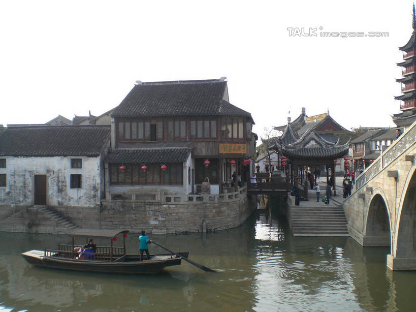 东方人,家,站,走,横图,室外,白天,正面,旅游,度假,河流,石头,名胜古迹,水,标志建筑,地标,建筑,船,中国,亚洲,行人,游客,游人,阴影,波纹,服装,遗迹,光线,石子,影子,房屋,屋子,河水,水流,塔,桥,木船,涟漪,许多人,休闲装,黄种人,古迹,文物,娱乐,建设,古建筑,江苏,石桥,宝塔,楼房,路人,旅客,佛塔,拱桥,住宅,栈桥,衣服,倒影,水纹,天空,阳光,交通工具,波浪,天,站着,一群人,享受,休闲,休闲服,旅游胜地,放松,服饰,千灯古镇,拱形,人行桥,石拱桥,倒映,舟,载具,古文明,东亚,江苏省,昆山,昆山市,中华人民共和国,华东地区,苏,水晕,浮图,浮屠,反照,过客,鹿城,千灯镇,男人,男性,年轻男性,年轻女性,女人,女性,亚洲人,石块,步行,散步,站立,走路,半身,彩图,房子,塔婆,浮图塔,浮头,佛图,昆山千灯古镇,千灯,千墩,shslj1