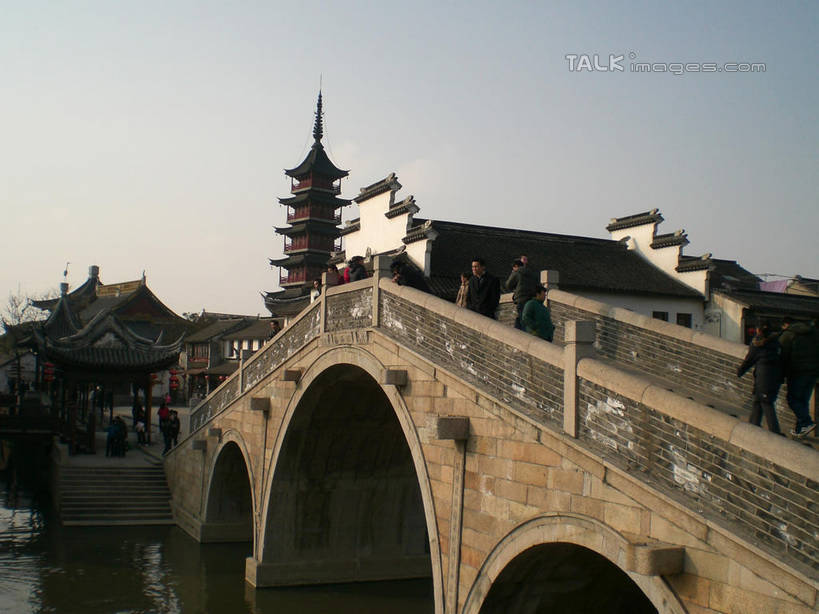 东方人,家,走,横图,室外,白天,正面,旅游,度假,河流,石头,名胜古迹,水,标志建筑,地标,建筑,中国,亚洲,行人,游客,游人,阴影,波纹,服装,遗迹,光线,石子,影子,房屋,屋子,河水,水流,塔,桥,涟漪,许多人,休闲装,黄种人,古迹,文物,娱乐,建设,古建筑,江苏,石桥,宝塔,楼房,路人,旅客,佛塔,拱桥,住宅,栈桥,衣服,倒影,水纹,天空,阳光,波浪,天,一群人,享受,休闲,休闲服,旅游胜地,放松,服饰,千灯古镇,拱形,人行桥,石拱桥,倒映,古文明,东亚,江苏省,昆山,昆山市,中华人民共和国,华东地区,苏,水晕,浮图,浮屠,反照,过客,鹿城,千灯镇,男人,男性,年轻男性,年轻女性,女人,女性,亚洲人,石块,步行,散步,走路,半身,彩图,房子,塔婆,浮图塔,浮头,佛图,昆山千灯古镇,千灯,千墩,shslj1