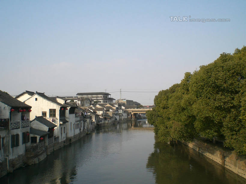 无人,家,横图,俯视,室外,白天,旅游,度假,河流,名胜古迹,水,植物,标志建筑,地标,建筑,中国,亚洲,阴影,波纹,遗迹,光线,影子,房屋,屋子,河水,水流,涟漪,古迹,文物,娱乐,建设,古建筑,江苏,楼房,住宅,树,树木,蓝色,绿色,倒影,蓝天,水纹,天空,阳光,自然,波浪,天,享受,休闲,旅游胜地,放松,千灯古镇,生长,晴朗,成长,倒映,古文明,东亚,江苏省,昆山,昆山市,万里无云,中华人民共和国,华东地区,苏,水晕,反照,鹿城,千灯镇,晴空,晴空万里,彩图,高角度拍摄,房子,昆山千灯古镇,千灯,千墩,shslj1