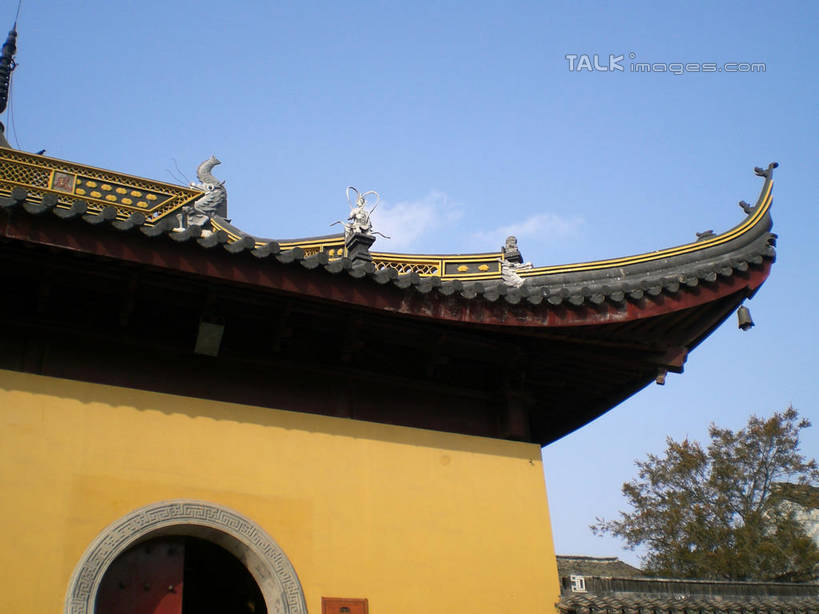 无人,横图,室外,白天,正面,旅游,度假,名胜古迹,植物,标志建筑,地标,建筑,雕塑,中国,亚洲,阴影,遗迹,艺术,装饰,光线,雕刻,雕像,瓦片,影子,墙,屋顶,顶棚,瓦,古迹,文物,娱乐,建设,古建筑,江苏,墙壁,墙面,树,树木,蓝色,绿色,蓝天,天空,阳光,自然,工艺品,天,享受,休闲,旅游胜地,放松,建造,千灯古镇,生长,晴朗,成长,纪念,美术,主题,陈列,古文明,东亚,屋瓦,江苏省,昆山,昆山市,万里无云,中华人民共和国,华东地区,苏,功能,美学,鹿城,千灯镇,晴空,晴空万里,彩图,昆山千灯古镇,千灯,千墩,shslj1