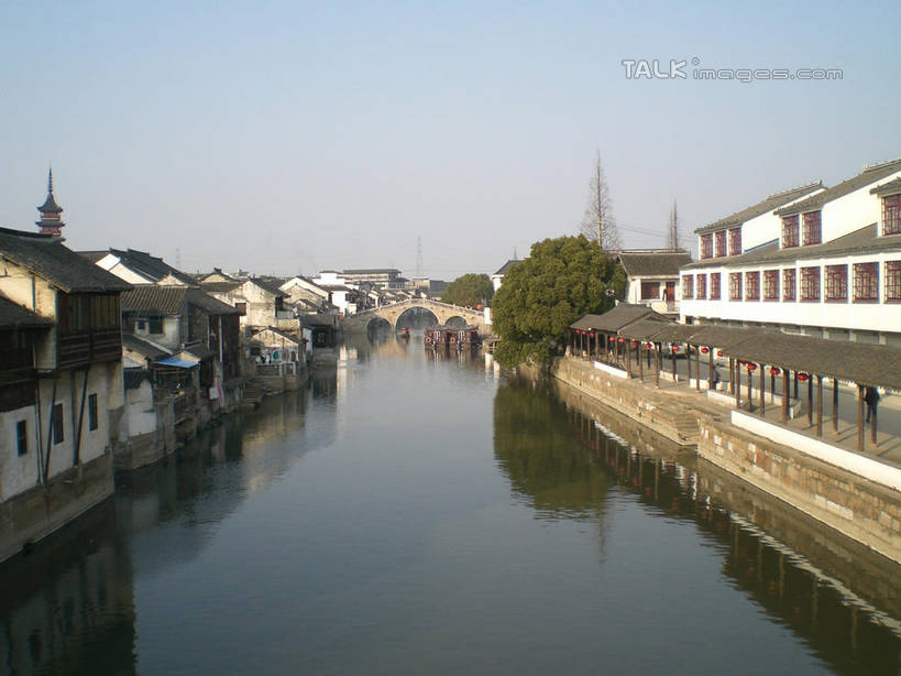 无人,家,横图,室外,白天,正面,旅游,度假,河流,名胜古迹,水,植物,标志建筑,地标,建筑,中国,亚洲,阴影,波纹,遗迹,光线,影子,房屋,屋子,河水,水流,涟漪,古迹,文物,娱乐,建设,古建筑,江苏,楼房,住宅,树,树木,蓝色,绿色,倒影,蓝天,水纹,天空,阳光,自然,波浪,天,享受,休闲,旅游胜地,放松,千灯古镇,生长,晴朗,成长,倒映,古文明,东亚,江苏省,昆山,昆山市,万里无云,中华人民共和国,华东地区,苏,水晕,反照,鹿城,千灯镇,晴空,晴空万里,彩图,房子,昆山千灯古镇,千灯,千墩,shslj1