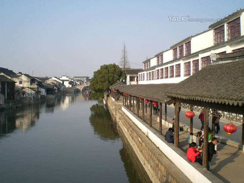 无人,家,横图,室外,白天,正面,旅游,度假,河流,名胜古迹,水,植物,标志建筑,地标,建筑,照明,中国,亚洲,阴影,波纹,遗迹,光线,灯笼,影子,纸灯笼,房屋,屋子,河水,水流,涟漪,古迹,文物,娱乐,建设,古建筑,江苏,楼房,住宅,树,树木,蓝色,绿色,倒影,蓝天,水纹,天空,阳光,自然,灯具,波浪,天,享受,休闲,旅游胜地,放松,千灯古镇,生长,晴朗,成长,照亮,倒映,照明设备,古文明,东亚,江苏省,昆山,昆山市,万里无云,中华人民共和国,华东地区,苏,水晕,反照,鹿城,千灯镇,晴空,晴空万里,彩图,房子,昆山千灯古镇,千灯,千墩,shslj1