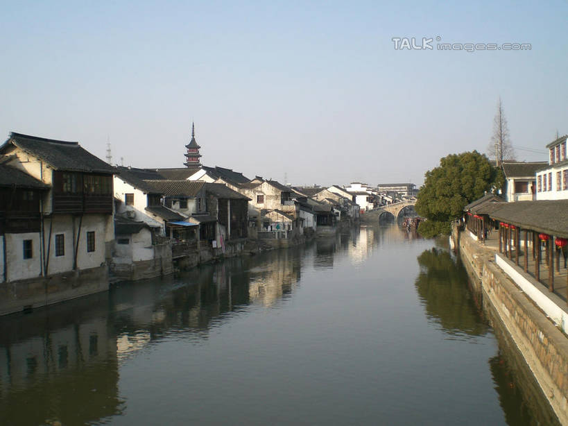 无人,家,横图,室外,白天,正面,旅游,度假,河流,名胜古迹,水,植物,标志建筑,地标,建筑,照明,中国,亚洲,阴影,波纹,遗迹,光线,灯笼,影子,纸灯笼,房屋,屋子,河水,水流,涟漪,古迹,文物,娱乐,建设,古建筑,江苏,楼房,住宅,树,树木,蓝色,绿色,倒影,蓝天,水纹,天空,阳光,自然,灯具,波浪,天,享受,休闲,旅游胜地,放松,千灯古镇,生长,晴朗,成长,照亮,倒映,照明设备,古文明,东亚,江苏省,昆山,昆山市,万里无云,中华人民共和国,华东地区,苏,水晕,反照,鹿城,千灯镇,晴空,晴空万里,彩图,房子,昆山千灯古镇,千灯,千墩,shslj1