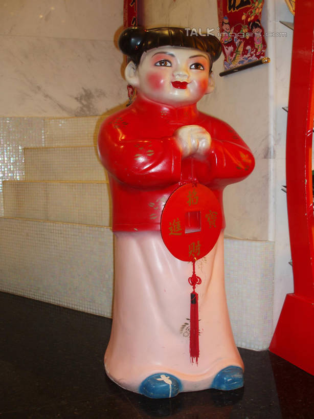 东方人,儿童,一个人,无人,商店,站,竖图,室内,特写,白天,正面,民族服装,购物,绘画,纯洁,钱,消费,超市,商场,静物,雕塑,上海,中国,春节,亚洲,仅一个女性,仅一个人,节日,庆祝,艺术,装饰,雕刻,雕像,浮雕,钱币,手工艺品,祝福,注视,黄种人,文化,小孩,工艺品,中国结,观察,看,手势,站着,仅一个小孩,庆典,恭喜,可爱,童年,童趣,金融,百货,港汇广场,徐家汇,经济,观看,纪念,礼节,美术,申,察看,高雅,关注,中国文化,祝贺,主题,礼仪,饰物,流通,陈列,选购,贸易,童真,百货公司,祝愿,东亚,烂漫,无邪,作揖,徐汇区,上海市,拱手,一尊,中华人民共和国,沪,华东地区,虹桥路,功能,美学,自信心,品位,血拼,尊敬,恭敬,寒暄,恭贺,同喜,陶瓷雕塑,天真,货币,现金,硬币,女孩,女人,女性,亚洲人,孩子,画画,站立,彩图,全身,传统服装,民俗服,购物商场,购物中心,商业中心,港汇恒隆广场,唐装,女生,传统文化,shslj1