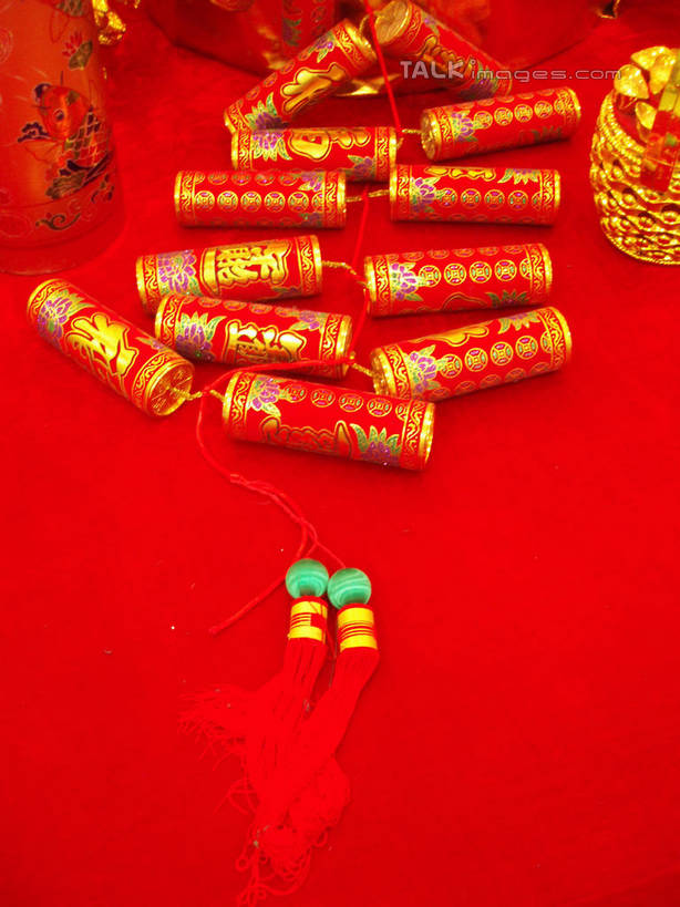 无人,竖图,俯视,室内,特写,白天,钱,桌子,静物,鞭炮,许多,阴影,朦胧,模糊,反射,布料,钱币,影子,很多,布纹,桌布,红色,餐巾,台布,金色,金融,金元宝,经济,富贵,流通,贸易,忠诚,富丽,名誉,荣华,货币,金币,爆竿,爆仗,爆竹,鞭爆,炮仗,餐桌布,彩图,高角度拍摄,元宝,shslj1