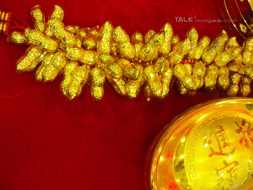 无人,横图,俯视,室内,特写,白天,钱,植物,桌子,豆,花生,静物,许多,阴影,朦胧,模糊,反射,标志,布料,钱币,文字,影子,字符,豆类,豆子,坚果,很多,布纹,标识,桌布,红色,餐巾,台布,金色,汉字,金融,金元宝,长生果,经济,富贵,中文,花生仁,流通,贸易,豆科,忠诚,落花生,落生,国文,华文,富丽,名誉,荣华,货币,金币,花生米,花生豆,餐桌布,彩图,高角度拍摄,元宝,shslj1