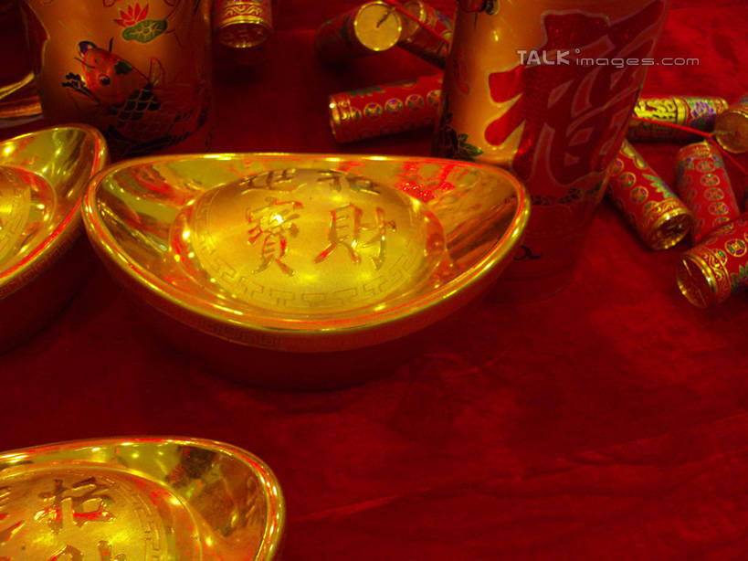 无人,横图,俯视,室内,特写,白天,钱,桌子,静物,鞭炮,许多,阴影,朦胧,模糊,反射,布料,钱币,影子,很多,布纹,桌布,红色,餐巾,台布,金色,金融,金元宝,经济,富贵,流通,贸易,忠诚,富丽,名誉,荣华,货币,金币,爆竿,爆仗,爆竹,鞭爆,炮仗,餐桌布,彩图,高角度拍摄,元宝,shslj1