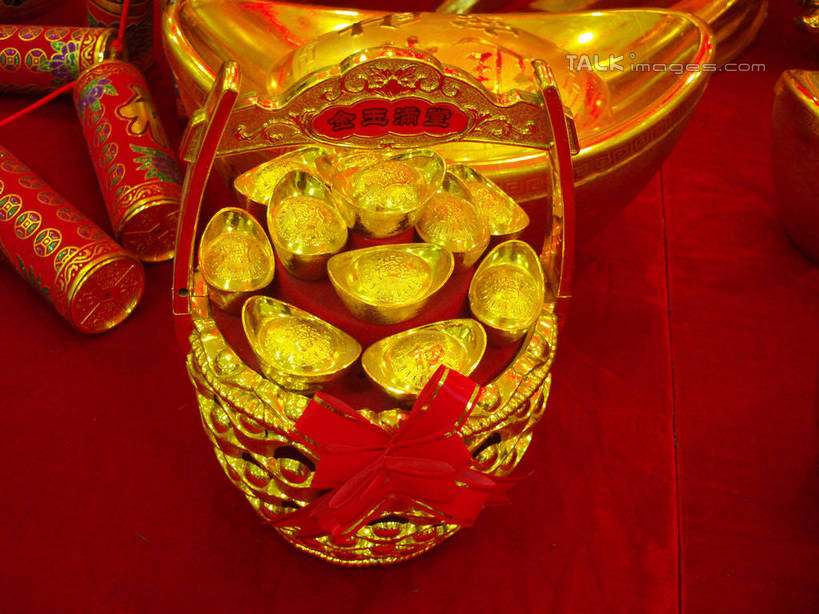 无人,交叉,横图,俯视,室内,特写,白天,钱,桌子,竹子,静物,鞭炮,许多,阴影,竹制,朦胧,模糊,编织,反射,布料,篮子,钱币,影子,很多,布纹,桌布,红色,餐巾,竹篮,台布,金色,金融,金元宝,经济,竹条,交织,竹制品,富贵,流通,贸易,忠诚,富丽,穿插,名誉,荣华,货币,金币,爆竿,爆仗,爆竹,鞭爆,炮仗,餐桌布,彩图,高角度拍摄,元宝,shslj1