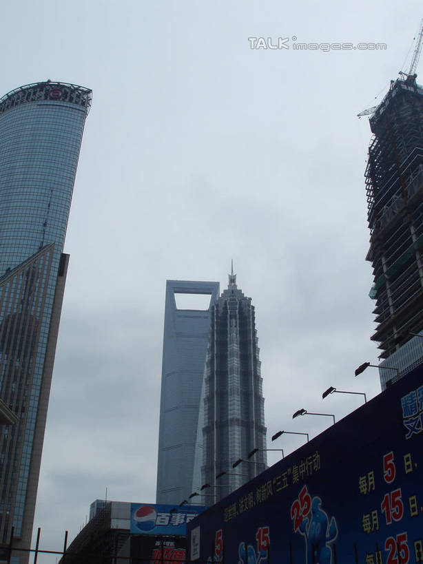 无人,高楼大厦,竖图,室外,白天,仰视,度假,美景,城市风光,标志建筑,城市,大厦,地标,建筑,摩天大楼,上海,中国,亚洲,景观,云,云朵,云彩,娱乐,建设,金茂大厦,浦东,白云,天空,天,享受,休闲,景色,放松,环球金融中心,申,陆家嘴,浦东新区,上海环球金融中心,东亚,上海市,中华人民共和国,沪,华东地区,环球金融中心大厦,彩图,低角度拍摄,大楼,高层建筑,高楼,摩天楼,shslj1