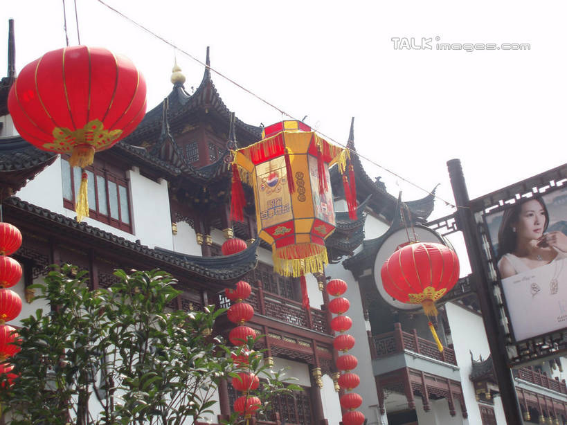 无人,家,横图,室外,白天,仰视,旅游,度假,名胜古迹,植物,标志建筑,地标,建筑,照明,上海,中国,亚洲,遗迹,灯笼,纸灯笼,房屋,屋子,古迹,文物,娱乐,建设,古建筑,楼房,住宅,树,树木,绿色,天空,自然,灯具,城隍庙,天,享受,休闲,旅游胜地,放松,生长,成长,照亮,申,照明设备,黄浦区,古文明,东亚,上海市,中华人民共和国,沪,华东地区,老城隍庙,彩图,低角度拍摄,房子,shslj1