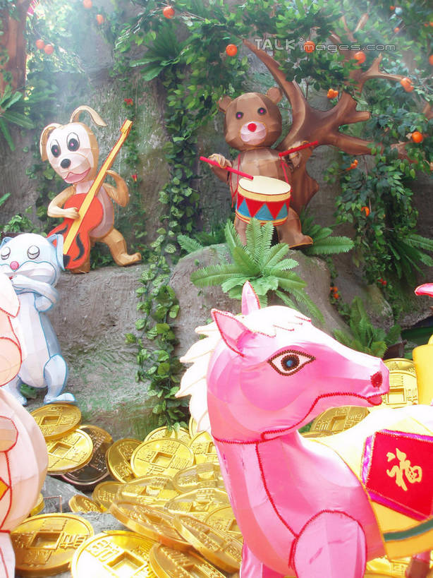 无人,竖图,室外,白天,正面,旅游,度假,钱,名胜古迹,植物,标志建筑,地标,建筑,马,野生动物,照明,上海,中国,亚洲,遗迹,兔子,标志,彩灯,钱币,文字,字符,灯光,古迹,文物,娱乐,标识,建设,古建筑,灯,树,树木,绿色,自然,动物,容器,箱子,灯具,城隍庙,享受,休闲,汉字,旅游胜地,放松,金融,运输,金元宝,花灯,灯会,牲畜,生长,经济,成长,储藏,照亮,申,照明设备,储存,中文,流通,贸易,黄浦区,古文明,东亚,上海市,中华人民共和国,沪,华东地区,国文,华文,宝物,老城隍庙,货币,金币,宝箱,半身,彩图,宝贝,贮存,元宝,shslj1