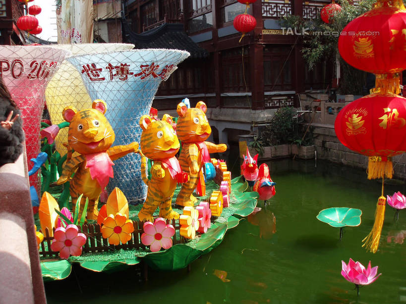 无人,横图,室外,白天,正面,旅游,度假,名胜古迹,植物,标志建筑,地标,建筑,照明,上海,中国,亚洲,三只,阴影,遗迹,光线,英文,标志,彩灯,文字,影子,字符,字母,池塘,水池,灯光,古迹,文物,娱乐,标识,建设,古建筑,灯,树,树木,绿色,阳光,自然,灯具,城隍庙,享受,休闲,世博会,汉字,旅游胜地,放松,花灯,灯会,生长,成长,展览,英文字母,照亮,申,照明设备,中文,黄浦区,古文明,东亚,世界博览会,上海市,中华人民共和国,沪,华东地区,国文,华文,老城隍庙,展览会,老虎,彩图,全身,万国博览会,博览会,shslj1