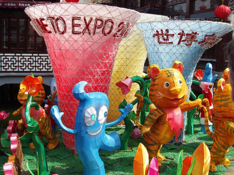 无人,横图,室外,白天,正面,旅游,度假,名胜古迹,标志建筑,地标,建筑,照明,上海,中国,亚洲,三只,阴影,遗迹,艺术,光线,英文,标志,彩灯,吉祥物,文字,影子,字符,字母,灯光,古迹,文物,娱乐,标识,建设,古建筑,灯,阳光,灯具,城隍庙,享受,休闲,世博会,汉字,海宝,旅游胜地,放松,花灯,灯会,希望,展览,英文字母,照亮,申,愿望,象征,照明设备,中文,代表,黄浦区,古文明,东亚,世界博览会,上海市,中华人民共和国,沪,华东地区,国文,华文,老城隍庙,展览会,老虎,半身,彩图,万国博览会,博览会,shslj1